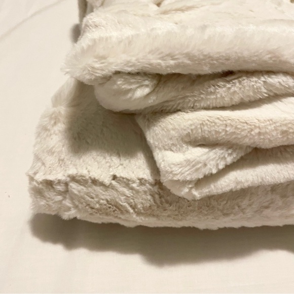 Indigo Cozy Cabin Faux Fur Throw 50” x 60” - Picture 8 of 16